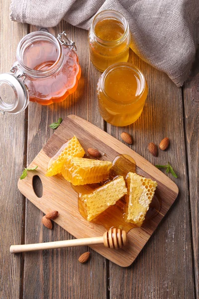 Miel fresca sobre mesa de madera — Foto de Stock