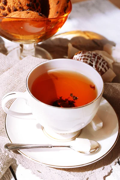 Taza de té en la mesa, de cerca — Foto de Stock