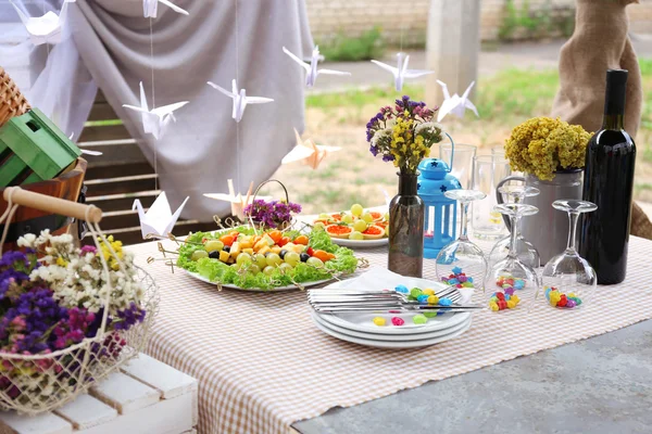 Buffet table with dishware — Stock Photo, Image