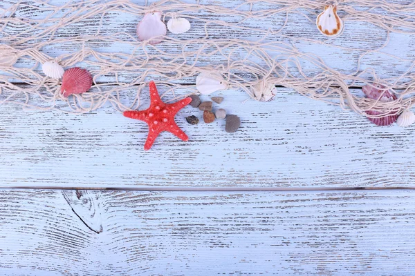 Декор ракушек и морских звезд крупным планом на голубом деревянном столе — стоковое фото