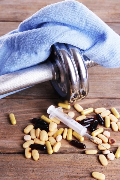 Halter, handdoek en kleurrijke pillen — Stockfoto