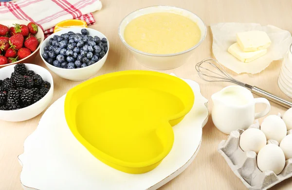 Baking tasty pie and ingredients for it on table in kitchen — Stock Photo, Image