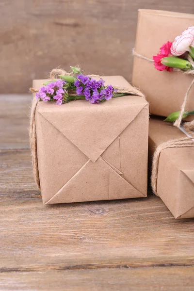 Hermosos regalos con flores — Foto de Stock