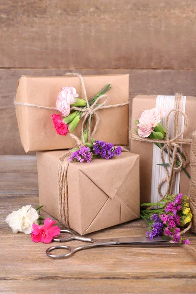 Hermosos regalos con flores — Foto de Stock