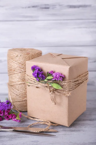 Vackra gåvor med blommor — Stockfoto
