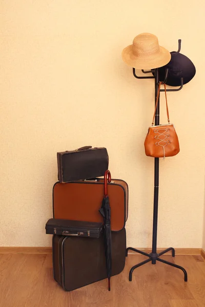 Vieilles valises de voyage vintage sur le sol dans le vestibule — Photo