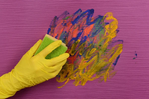 글러브 닦는 어린이 벽지에 그림에 손을 — 스톡 사진