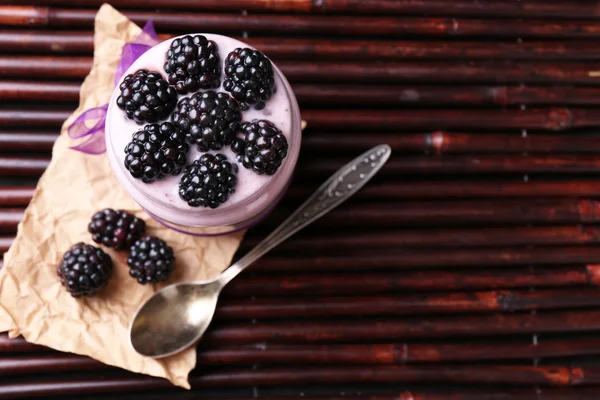 Yogurt with blackberries and muesli — Stock Photo, Image