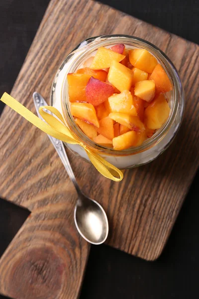 Yogurt with fresh peach — Stock Photo, Image