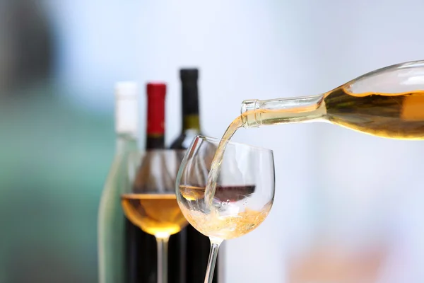 Wijn gieten in wijnglas, close-up — Stockfoto