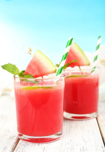 Wassermelonen-Cocktail auf dem Tisch — Stockfoto