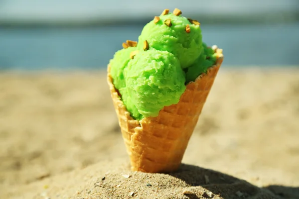 Helado en arena en la playa — Foto de Stock