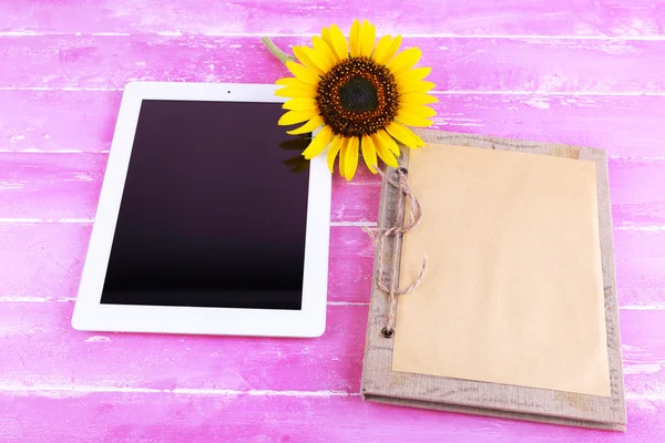 Tablet, defter ve ahşap arka plan ayçiçeği — Stok fotoğraf