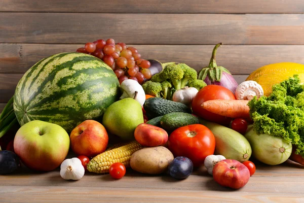 Szerves gyümölcsök és zöldségek — Stock Fotó