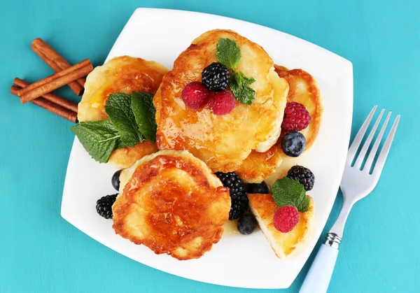 Tasty pancake with fresh berries — Stock Photo, Image