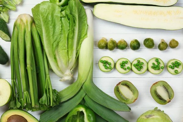Свежие органические овощи и фрукты на деревянном столе, закрыть — стоковое фото