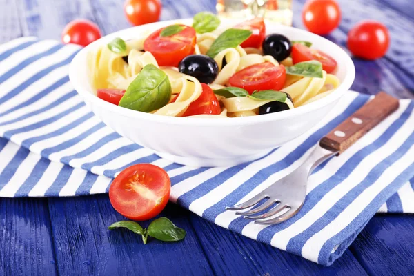 Spaghetti met tomaten, olijven — Stockfoto