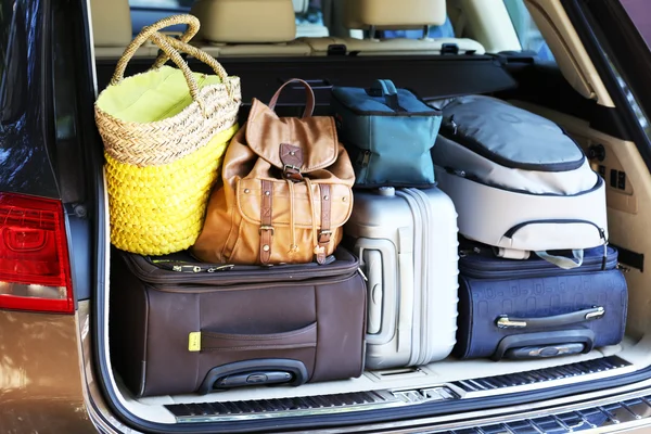 Maletas y bolsas en maletero de coche listas para salir de vacaciones —  Fotos de Stock