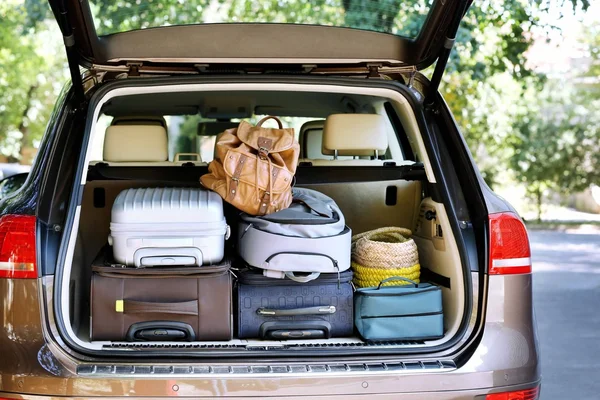 Maletas y bolsas en maletero de coche listas para salir de vacaciones —  Fotos de Stock