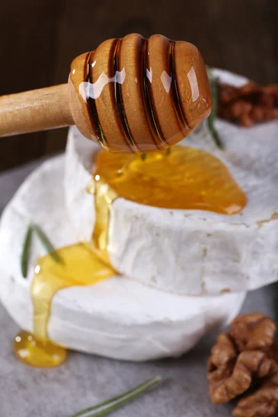 Сыр Камамбер, мед и орехи на салфетке крупным планом — стоковое фото