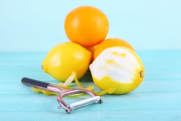 Limones y naranjas y cuchillo —  Fotos de Stock