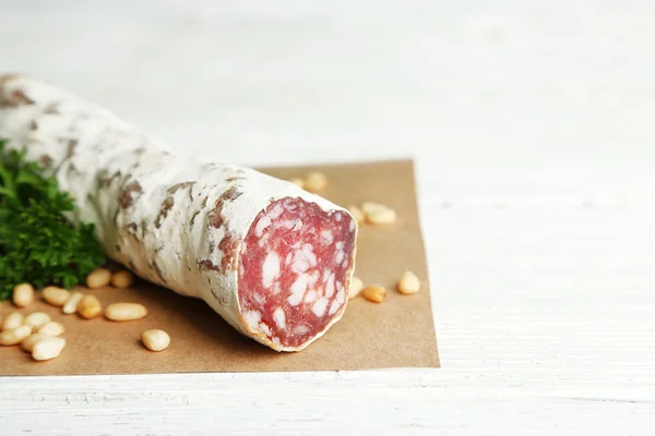Italienische Salami auf Holzgrund — Stockfoto