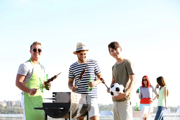 Giovani amici che fanno festa barbecue, all'aperto — Foto Stock