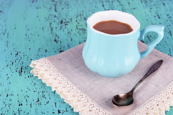 Tasse Kaffee mit Serviette auf Holztisch — Stockfoto