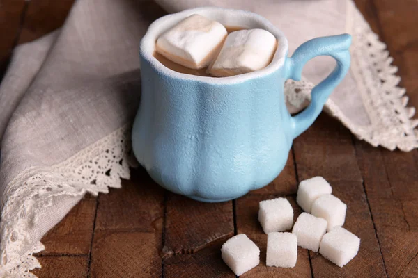 Xícara de café com marshmallows e açúcar na mesa de madeira — Fotografia de Stock
