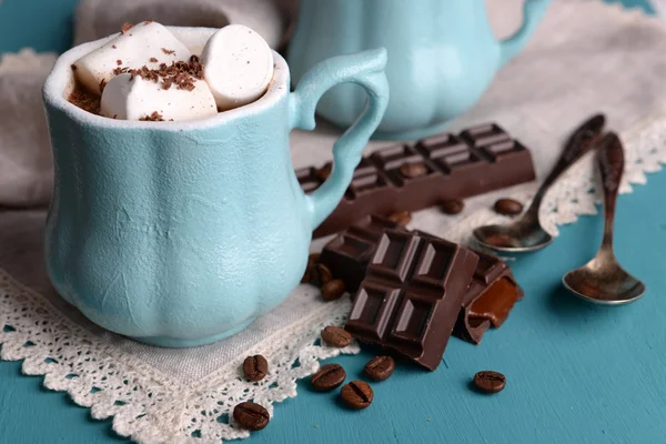 Tasse Kaffee mit Eibisch und Schokolade auf Holztisch — Stockfoto