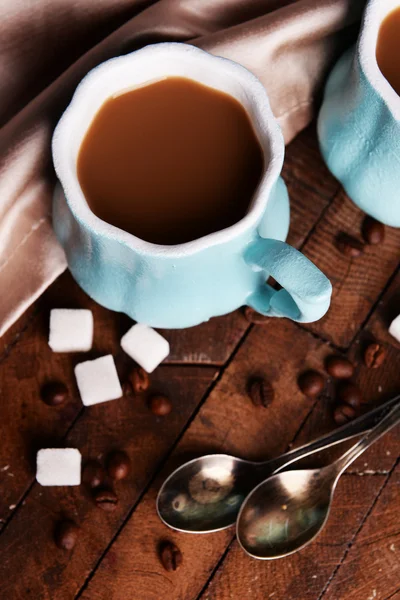 Tassen Kaffee mit Zucker und Serviette auf Holztisch — Stockfoto