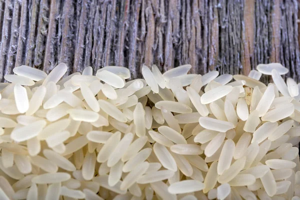 Arroz sobre fondo de madera — Foto de Stock