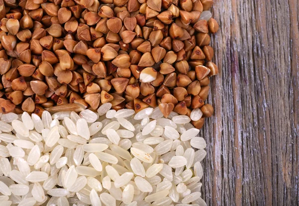 Arroz e fagópiro sobre fundo de madeira — Fotografia de Stock