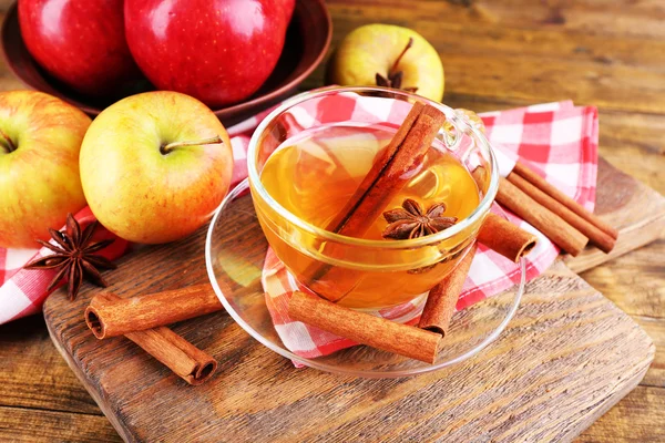 Apple cider met kaneelstokjes en verse appelen op houten achtergrond — Stockfoto