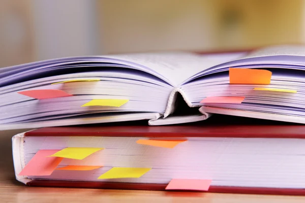 Boeken met bladwijzers op tafel op lichte achtergrond — Stockfoto