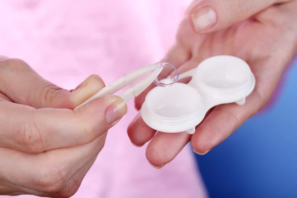 Woman holding container with contact lenses, close-up — Stock Photo, Image