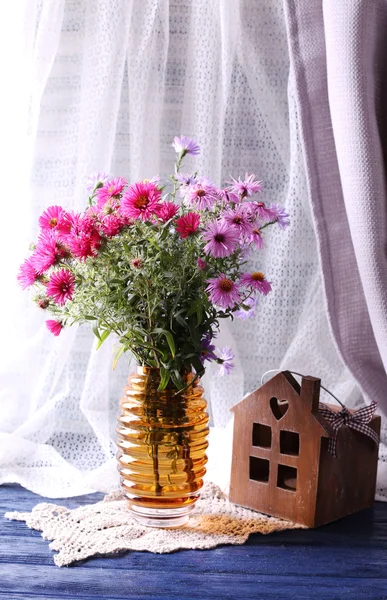 Bodegón de hermosas flores en jarrón — Foto de Stock