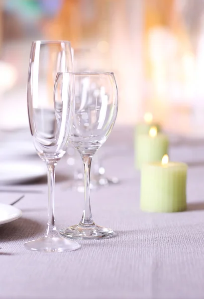 Tisch im Restaurant gedeckt — Stockfoto