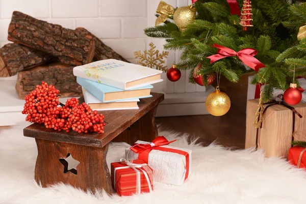 Composición de Navidad cerca de chimenea en la habitación —  Fotos de Stock