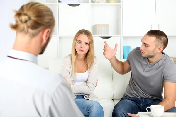 Jeune couple avec problème à l'accueil pour psychologue familiale — Photo