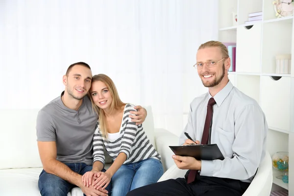 Jonge gelukkige paar na therapie sessie met familie psycholoog — Stockfoto