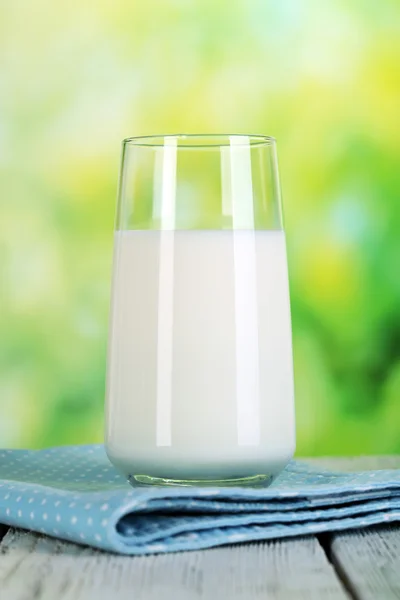 Melk in glazen op servet op natuurlijke achtergrond — Stockfoto
