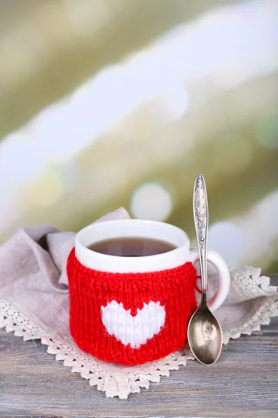 Taza de sabroso té caliente, sobre mesa de madera, sobre fondo claro —  Fotos de Stock