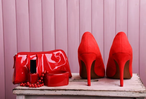 Zapatos de mujer rojos y esteticista sobre fondo de madera —  Fotos de Stock