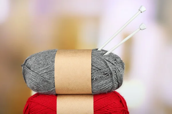 Пряжа для вязания с вязальными спицами — стоковое фото