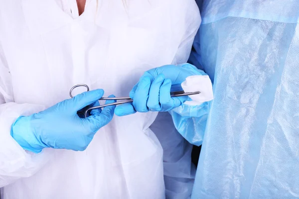 Surgeon's hands holding clip with napkin close up — Stock Photo, Image