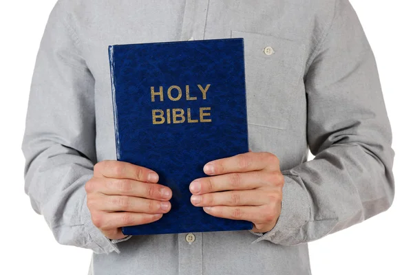 Hombre sosteniendo la Biblia aislado en blanco — Foto de Stock