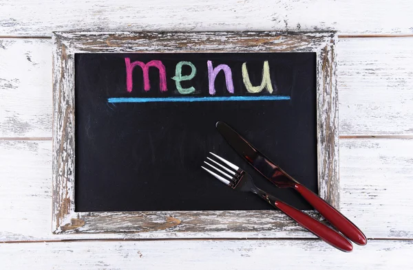 Menu napisu na tablicy na zbliżeniu stołu — Zdjęcie stockowe