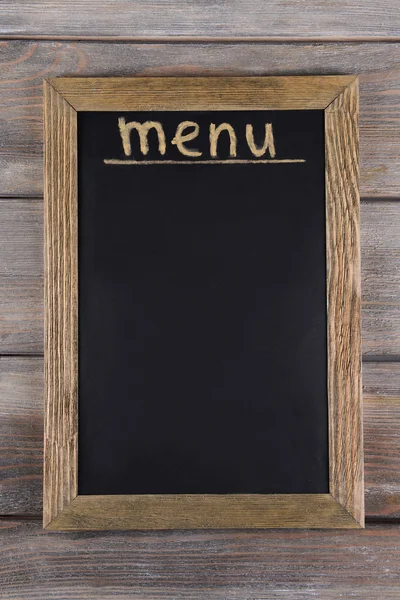 Menú de inscripción en pizarra en primer plano de la mesa — Foto de Stock