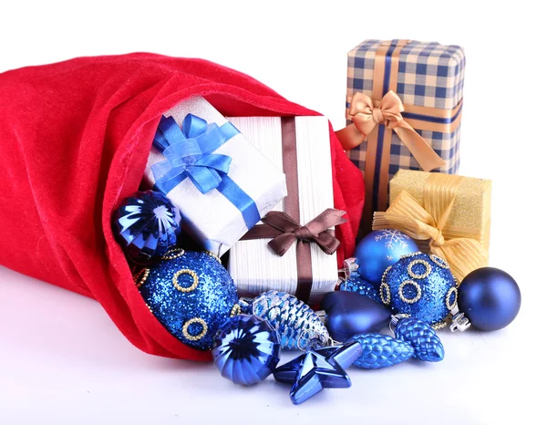 Noel oyuncaklar ve üzerinde beyaz izole hediyeler ile kırmızı çanta — Stok fotoğraf